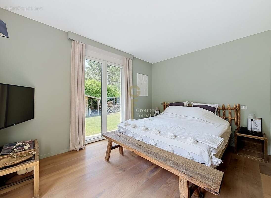 Maison 254 m² à Croix  - photo 8