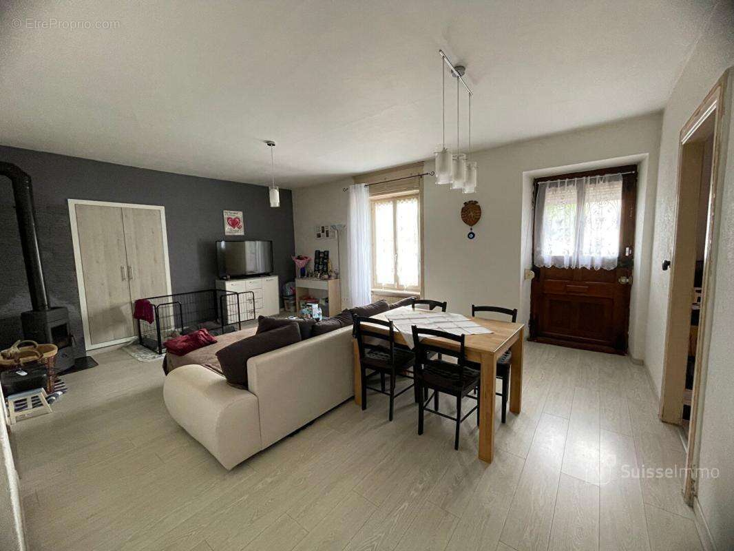 Grandvillars, Immeuble avec dépendances sur 1160M2 de terrain - photo 2