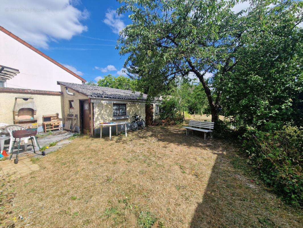 Maison d’environ 100 m², édifiée sur une parcelle de 607 m² et dotée d’un sous-sol total - photo 3
