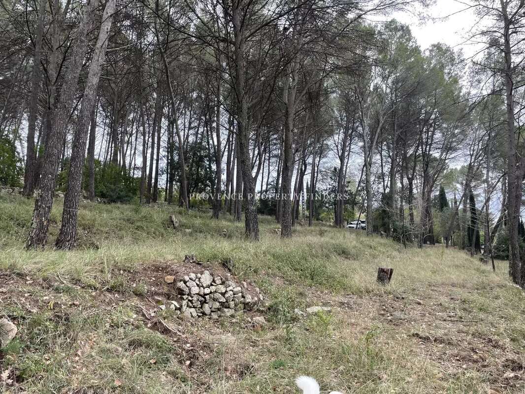 Terrain à LORGUES