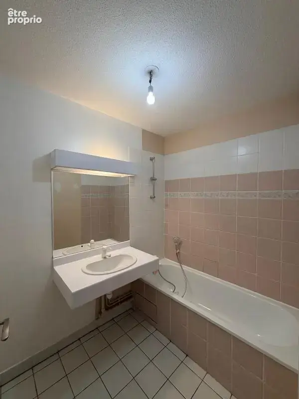 Lyon 8ᵉ — Monplaisir - Appartement T3 de 69.68 m² traversant avec balcon, vue panoramique et garage - photo 6