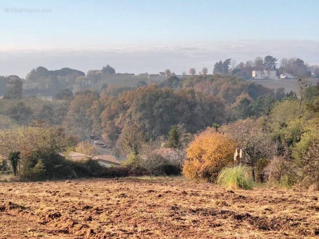 Terrain à SAINT-GENES-DE-LOMBAUD