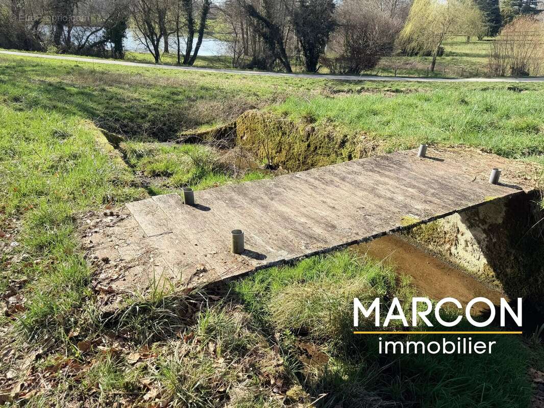 Terrain à AZAT-CHATENET