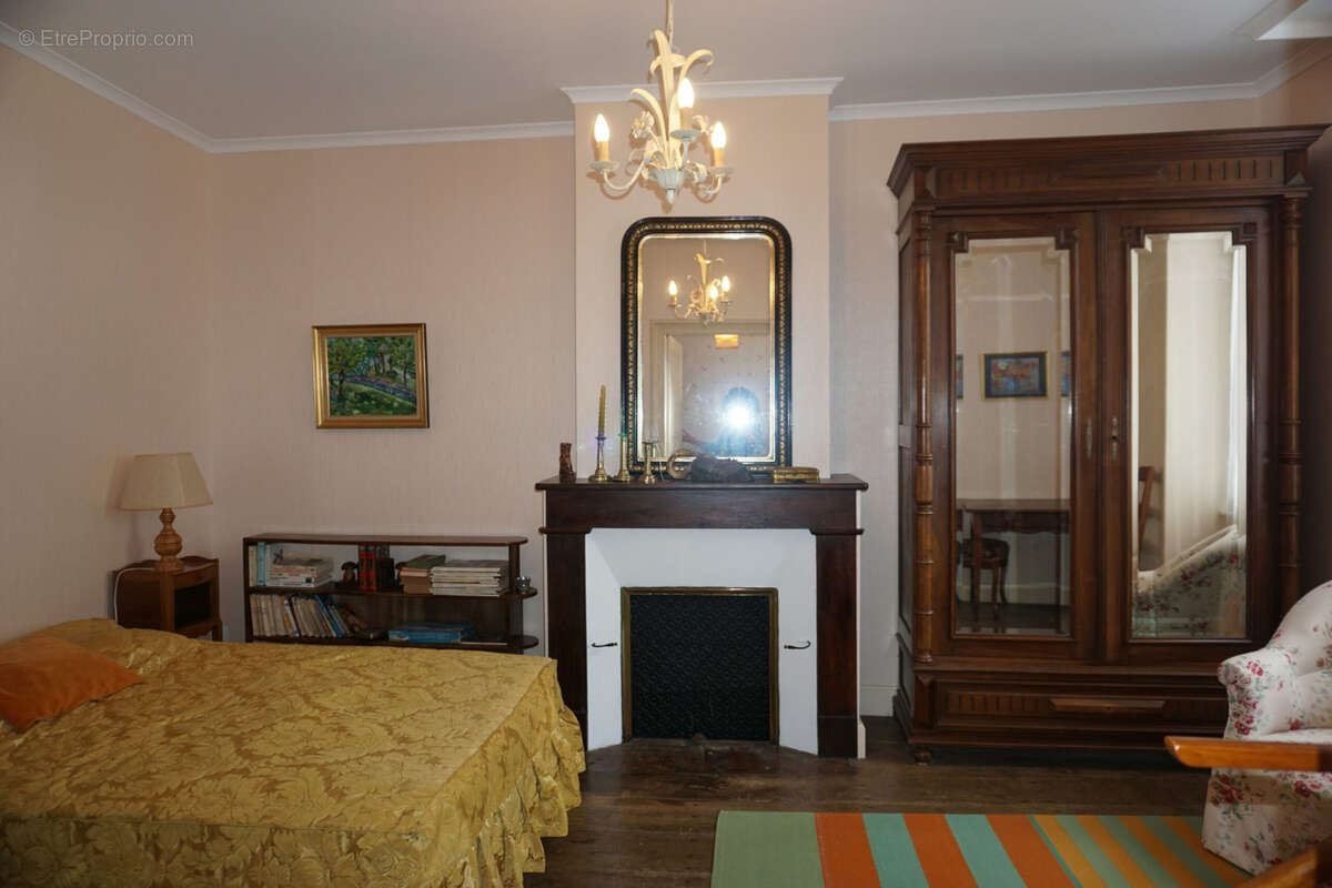 Maison à CASTELNAU-MONTRATIER