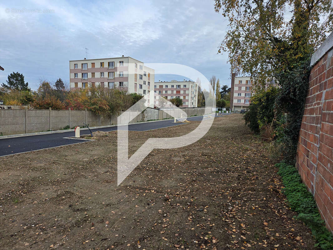 Terrain à MANTES-LA-JOLIE