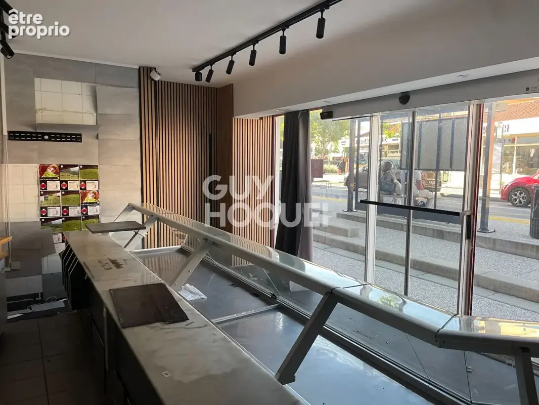 Immeuble avec commerce , logement et dépendance à Saint Laurent de Mure - Réf 4730 - 395 000 - photo 2