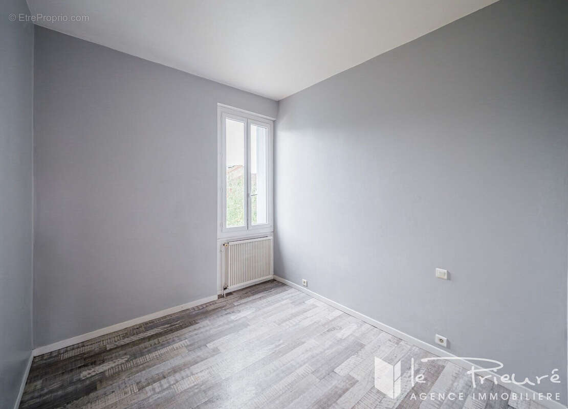 À deux pas de Pelloutier, maison de ville avec jardin, garage et potentiel d'aménagement - photo 10
