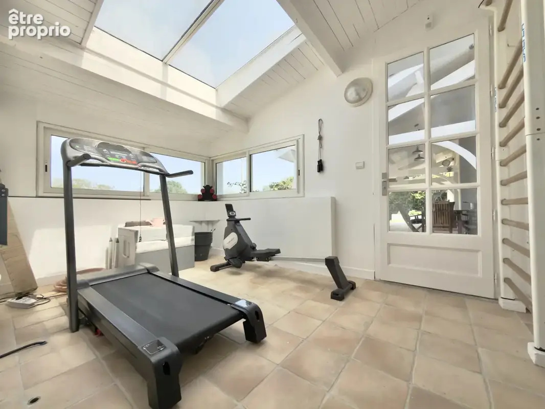 Villa d'exception avec piscine, jacuzzi, double garage et petit étang. - photo 30