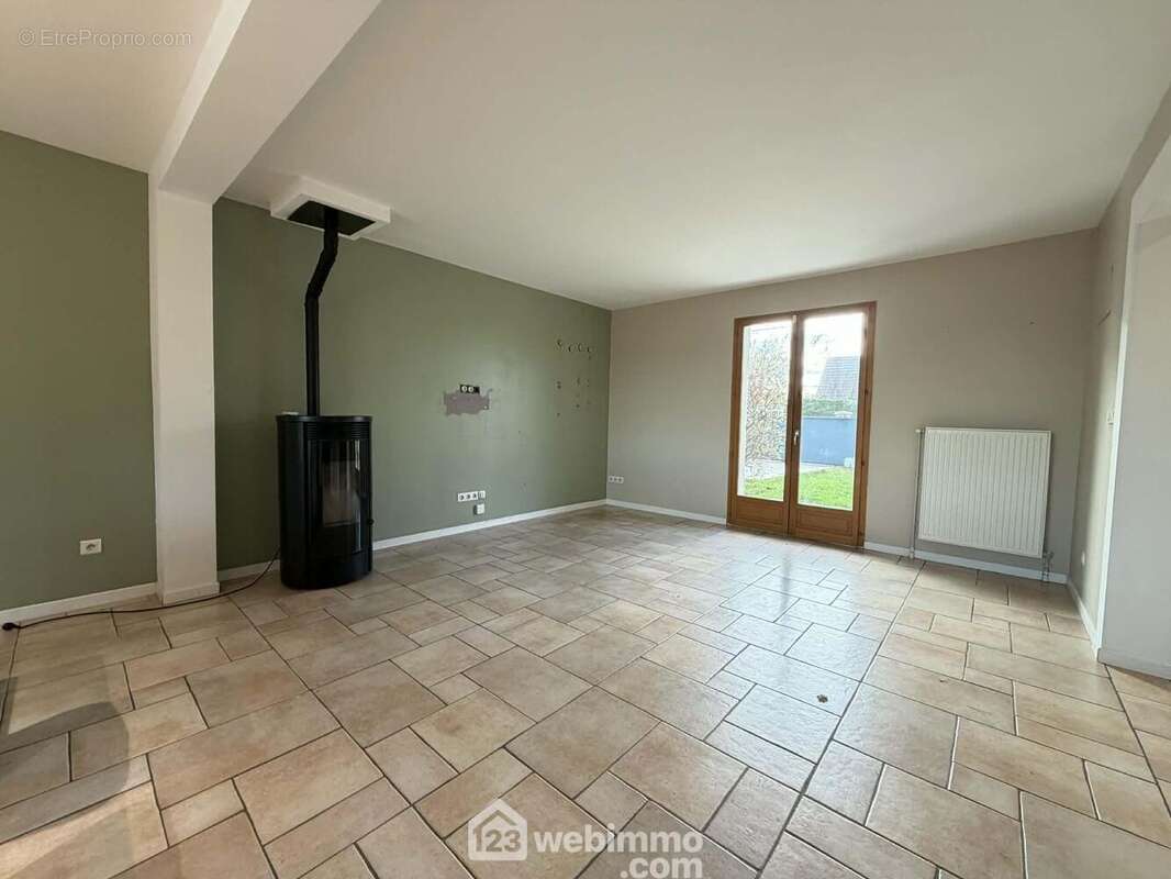 L'espace salon avec son poêles à granulés pour vos soirées d'hiver - Maison à AUTREVILLE