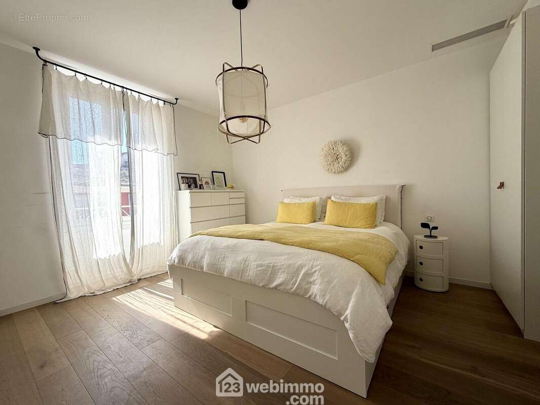 Une chambre parents de 18 m2 + une salle d'eau de 5 m2 - Appartement à SAN-MARTINO-DI-LOTA