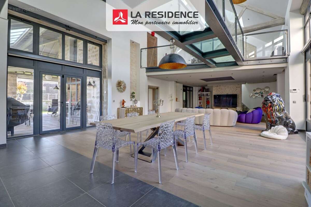 Maison 563 m² à Jouy-Le-Moutier  - photo 2