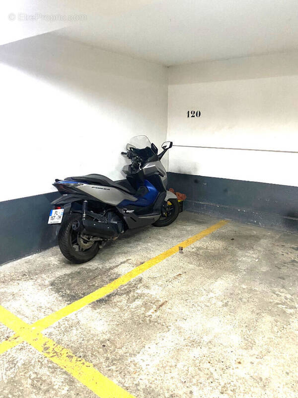 Parking à PARIS-15E