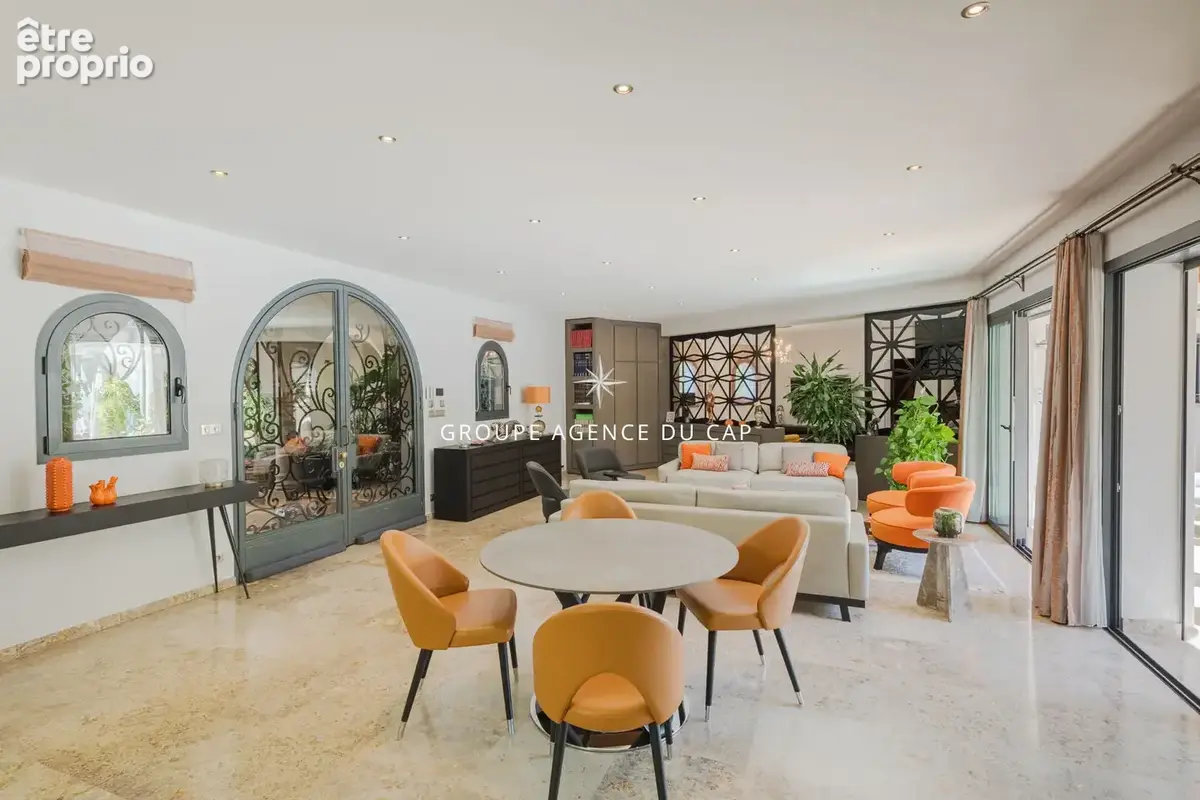 Villa de caractère, piscine chauffée et garage de 200 m² au coeur d'un parc de 5 000 m²  à Fréjus - photo 5