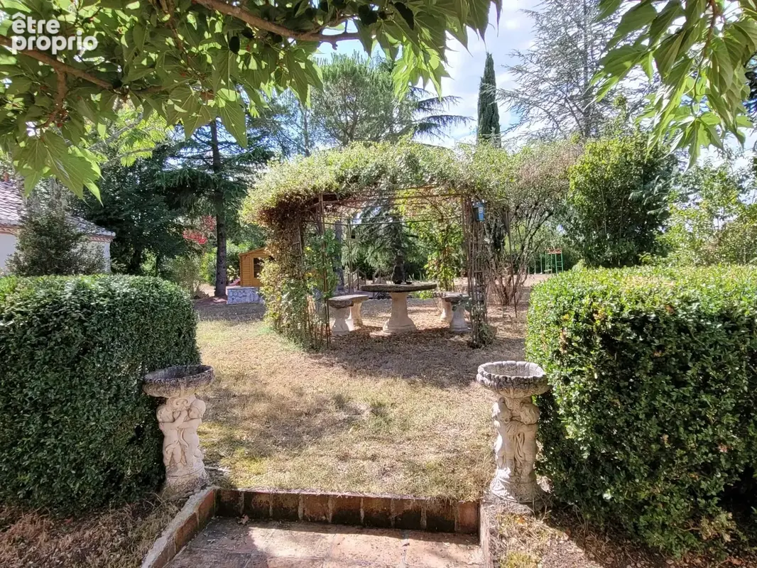 Superbe propriété en pierre avec dépendances, garage, piscine, spa et terrain de 6700 m². - photo 22