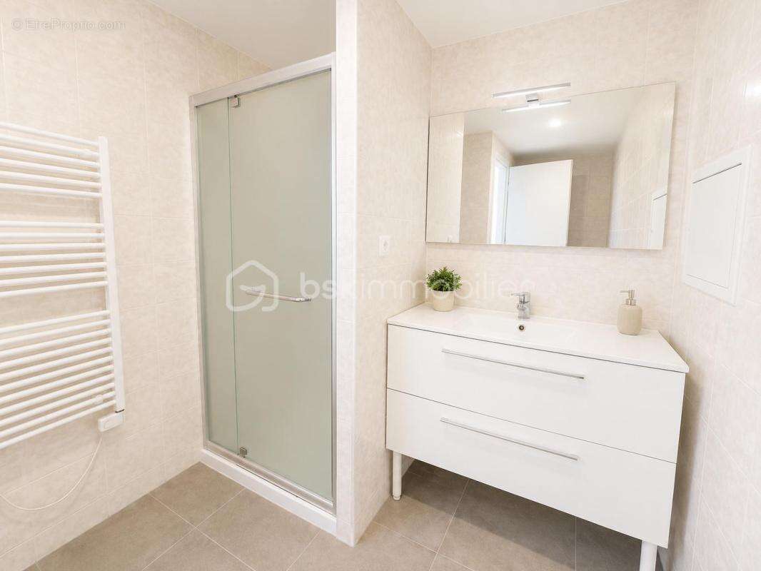 Maison de village avec local commercial – 97 m² – Vinay (38470) - photo 8