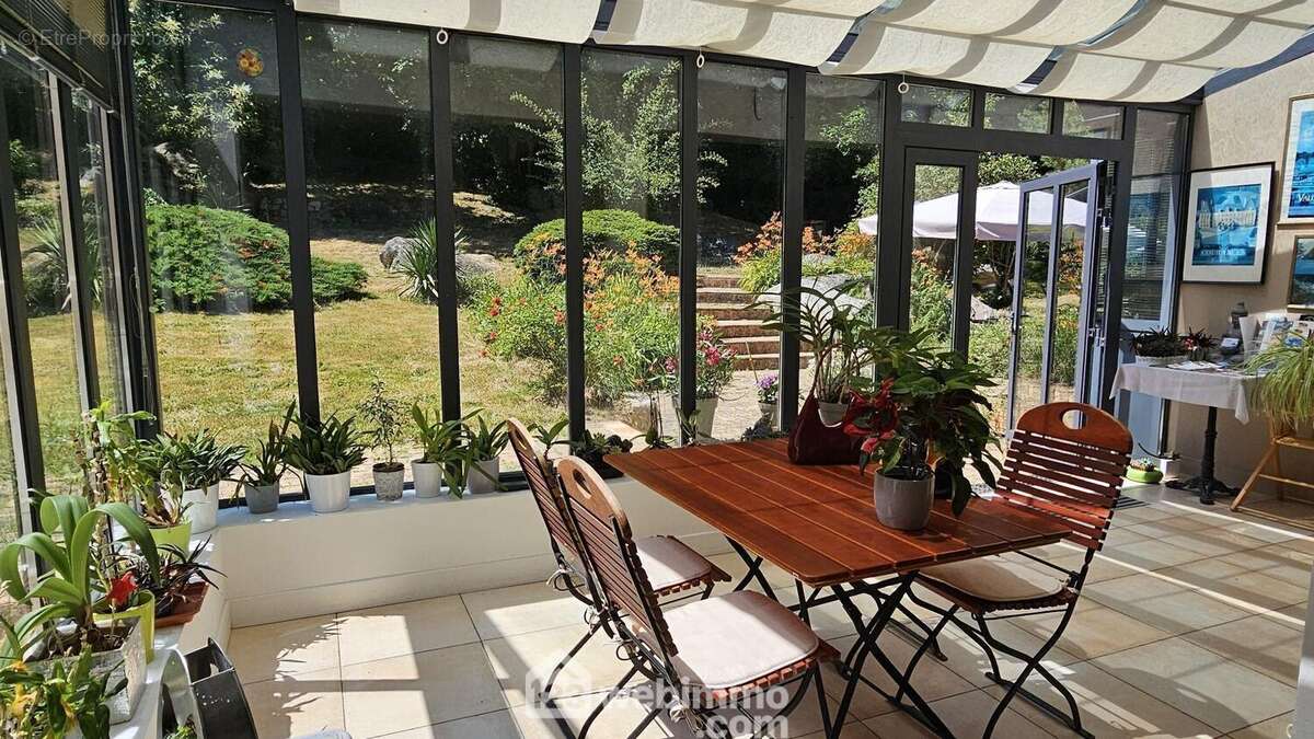 Une véranda de 20 m² ouverte sur le séjour. - Maison à MILLY-LA-FORET