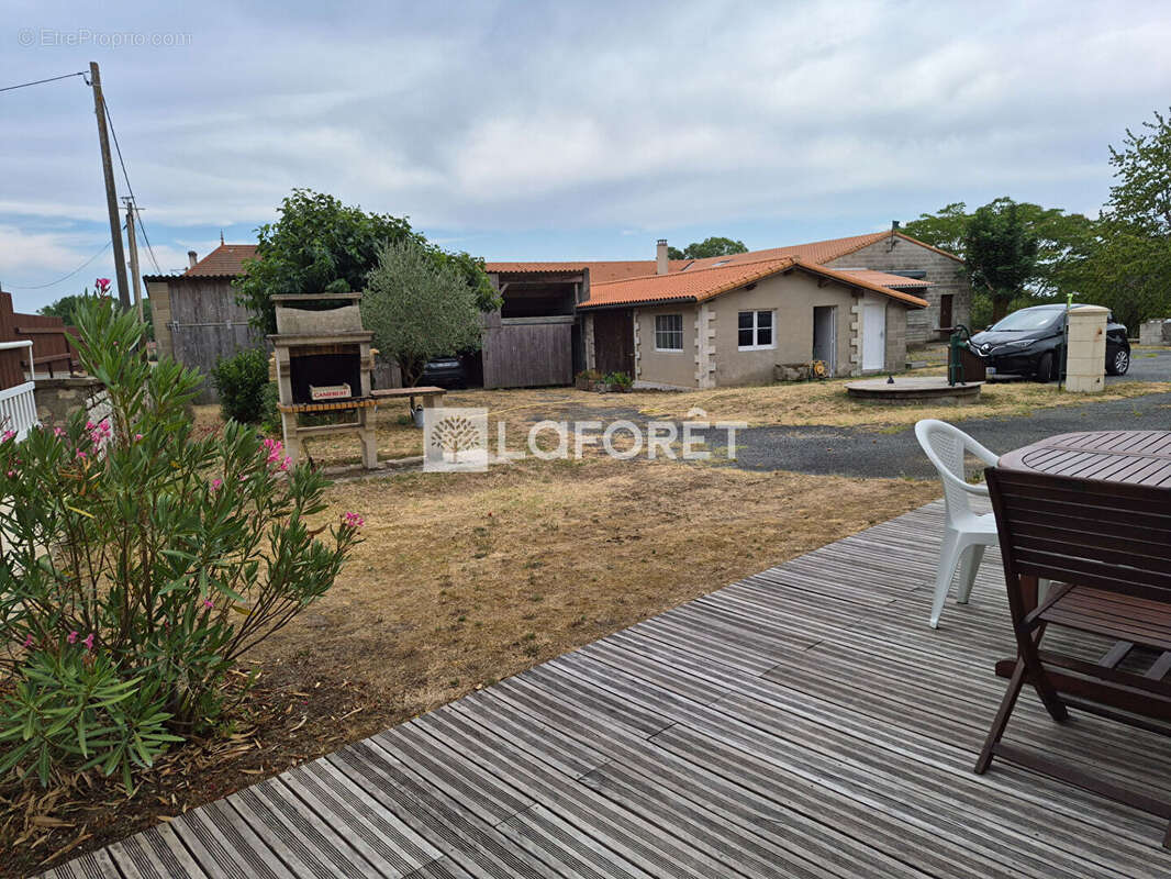 Ensemble immobilier avec maison en pierre, vastes dépendances et jardin. - photo 6