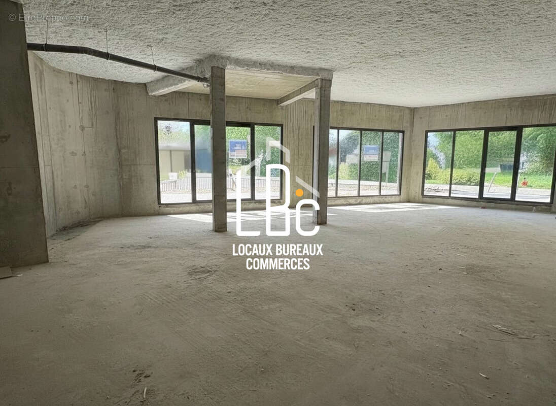 Commerce 190 m² à Avrille  - photo 3