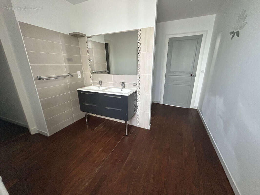 Maison de caractère rénovée avec cour et garages - photo 11