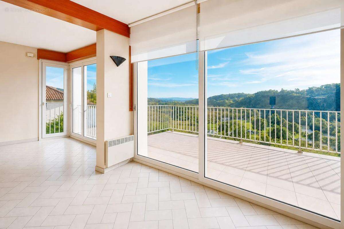 Maison de 6 pièces de 140 m² située à Altillac - photo 2