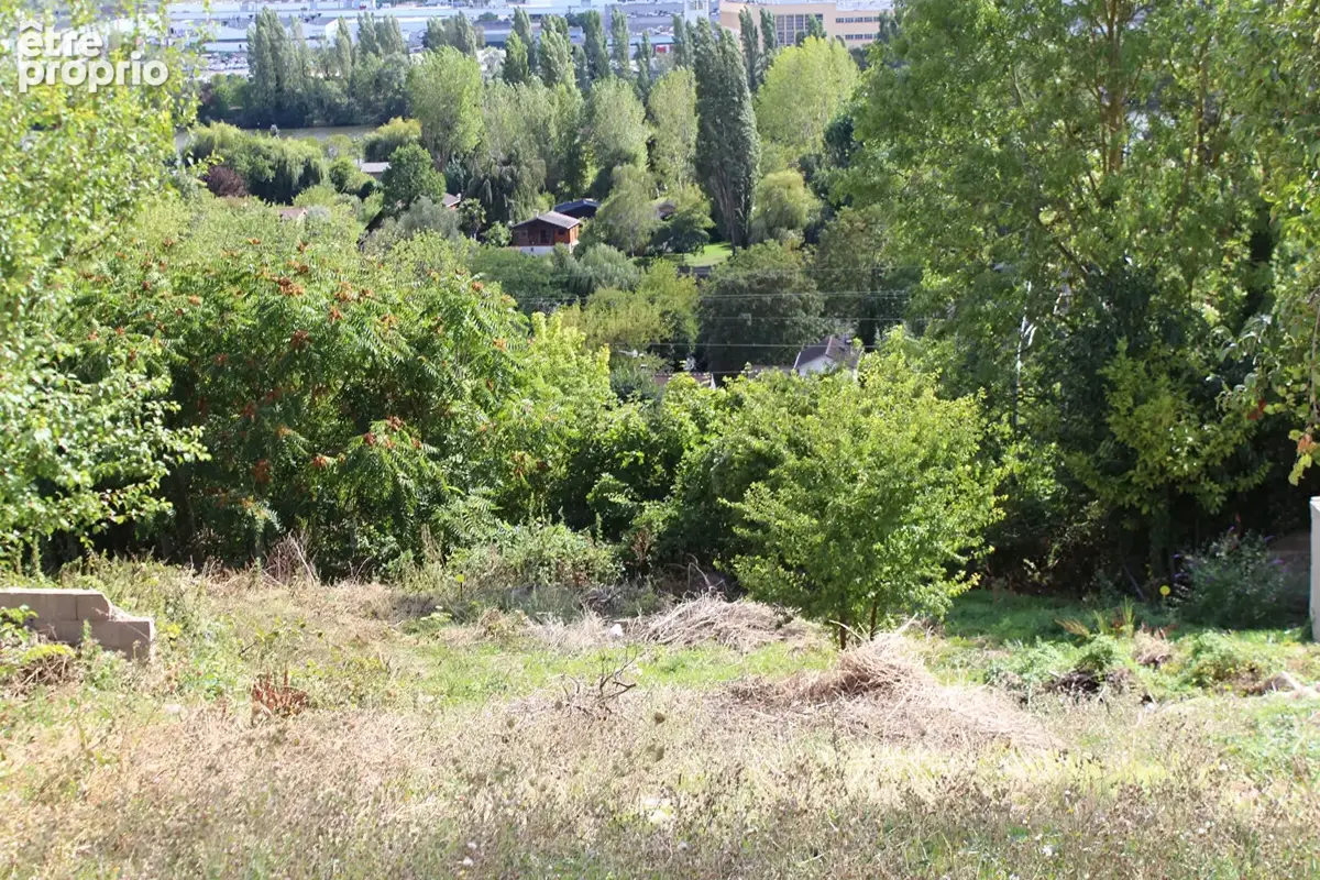 Terrain à JUZIERS