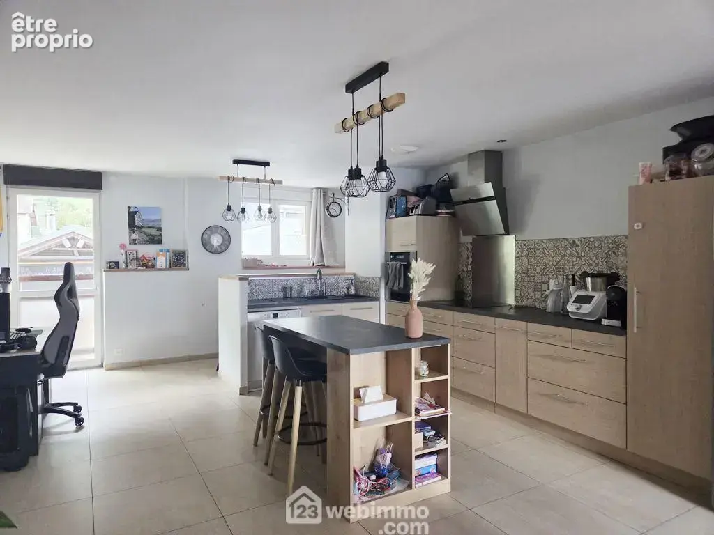 Traversant, il dispose d'une entrée et d'une spacieuse pièce de vie avec cuisine ouverte d'environ 50m².
