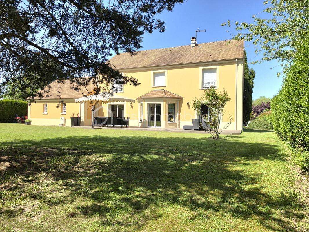 Maison à LA QUEUE-LES-YVELINES