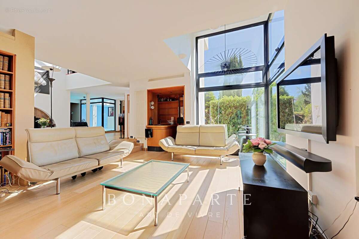 Maison d’architecte – 316 m² habitables – Dépendance indépendante – Piscine intérieure – Sous-sol total – Jardin paysagé de 800  - photo 7