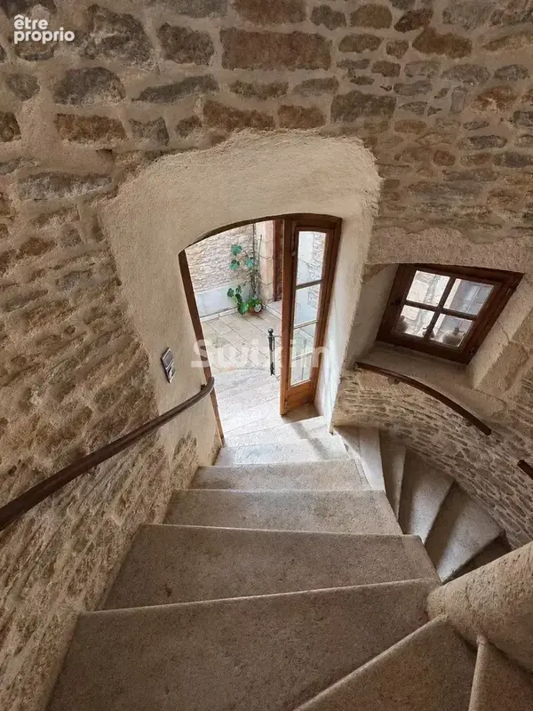 L'isle-sur-serein – une tour du xiiiᵉ siècle, cinq chambres et 271 m² d'histoire à habiter - photo 11