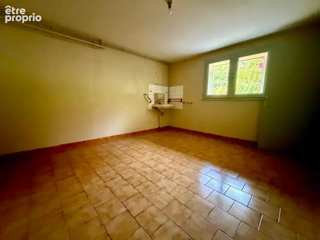 Maison avec 1.2ha, commerces et école accessibles à pied - photo 13