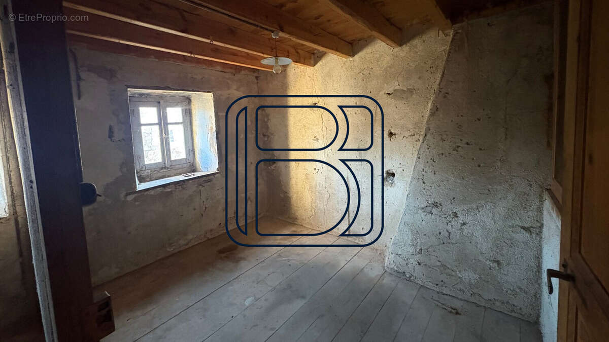 Maison à SAINT-AMANT-ROCHE-SAVINE