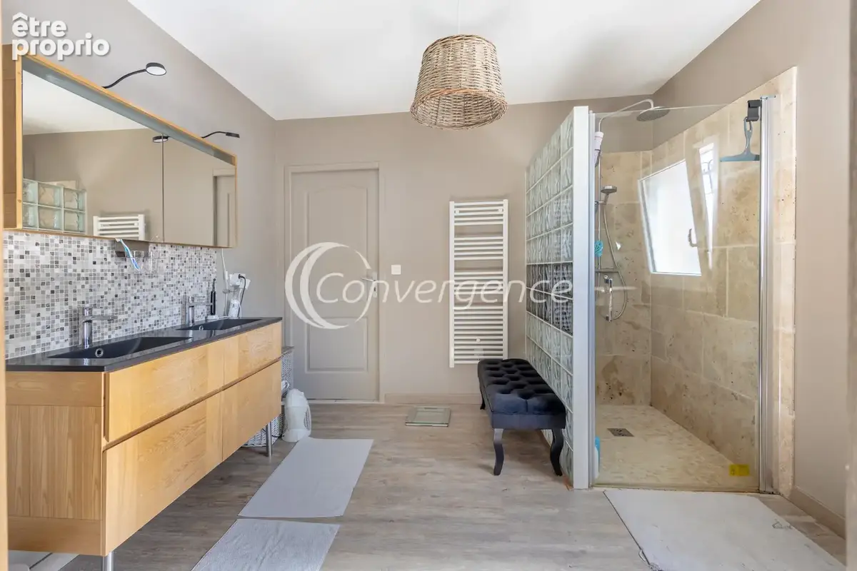 Maison plain pied de 4 chambres, double garage, piscine à CHASSENEUIL SUR BONNIERE - photo 11