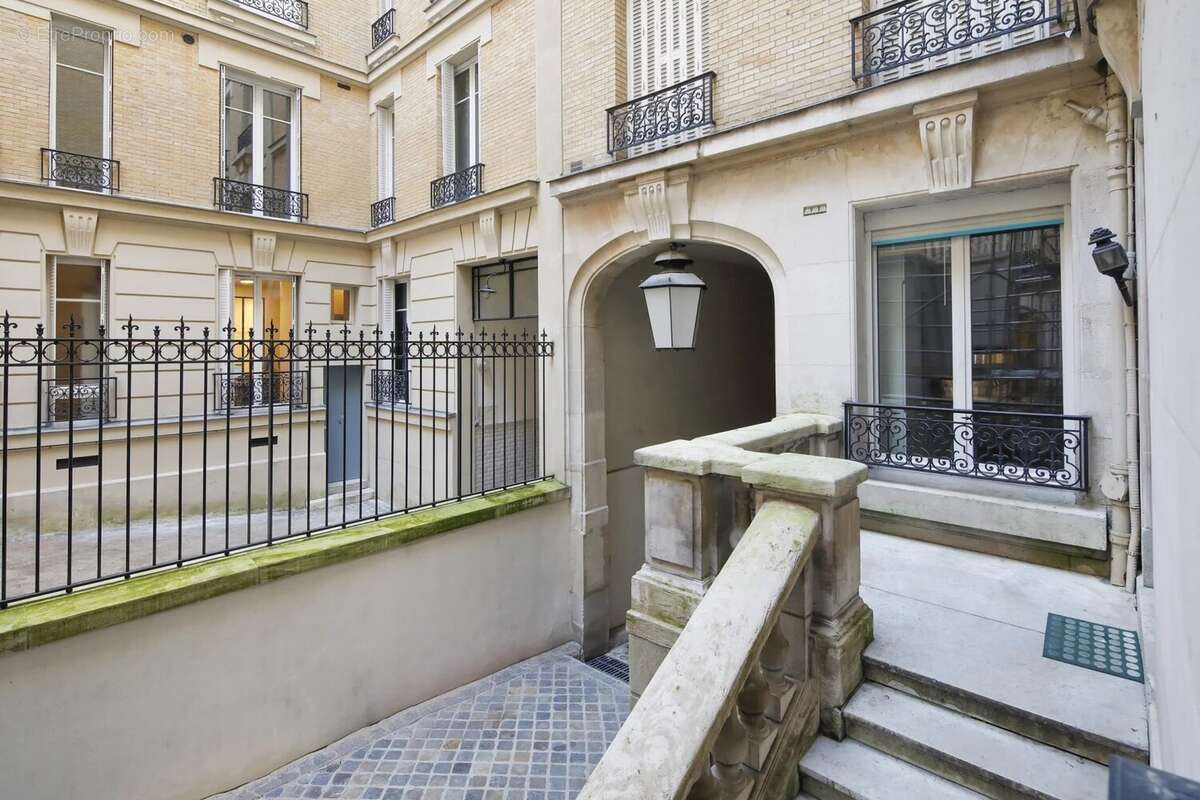 Appartement à PARIS-16E