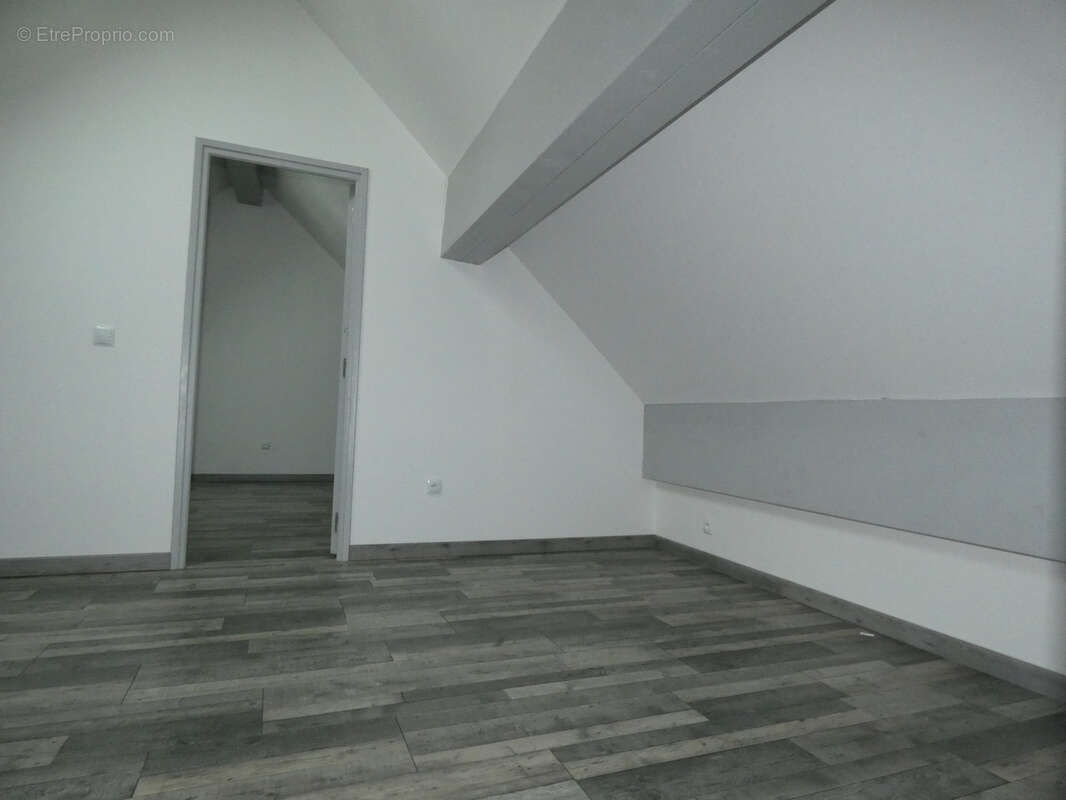 Maison à LAROCHE-SAINT-CYDROINE