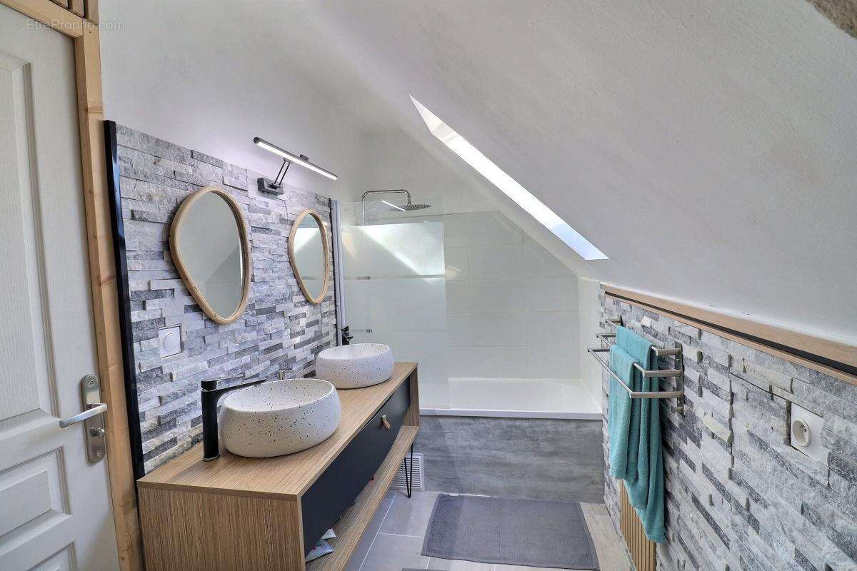 Maison à VEZERONCE-CURTIN