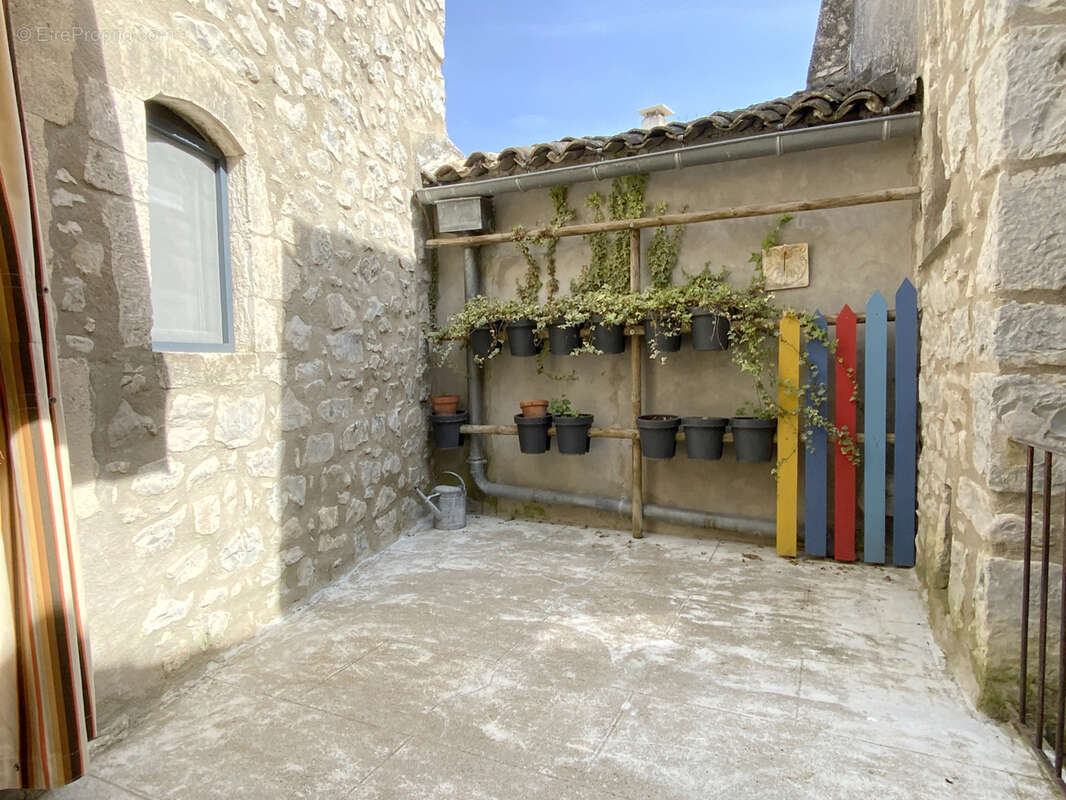 Maison de village en pierre avec cour et garage. - photo 9