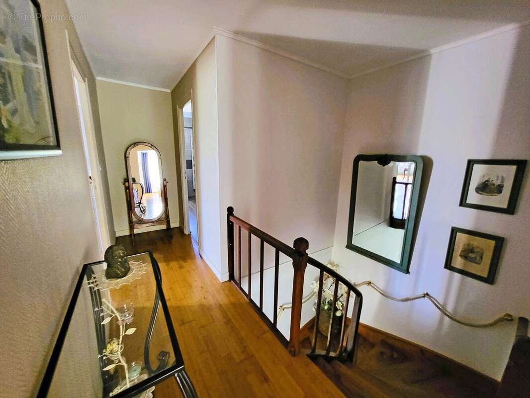 Très jolie maison familiale en pierre, comprenant 4 chambres, avec piscine et grande grange sécurisée. - photo 8