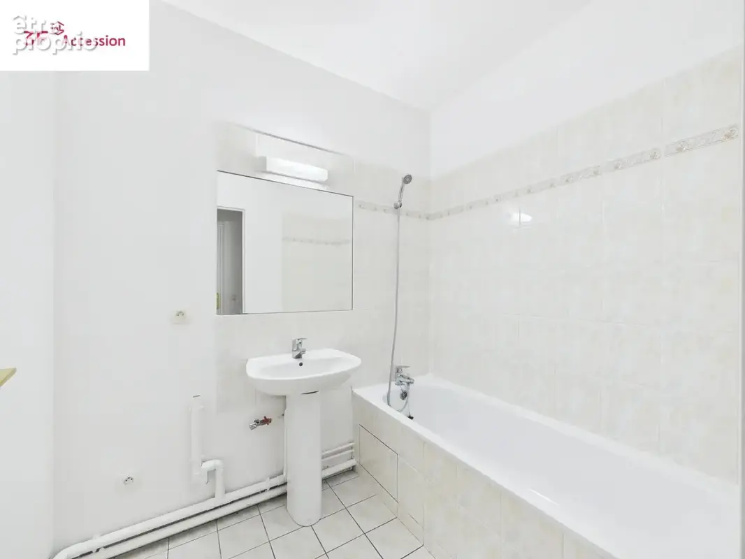 À VENDRE – Beau 2 pièces de 52,05 m² avec balcon, ascenseur, parking et cave - photo 9