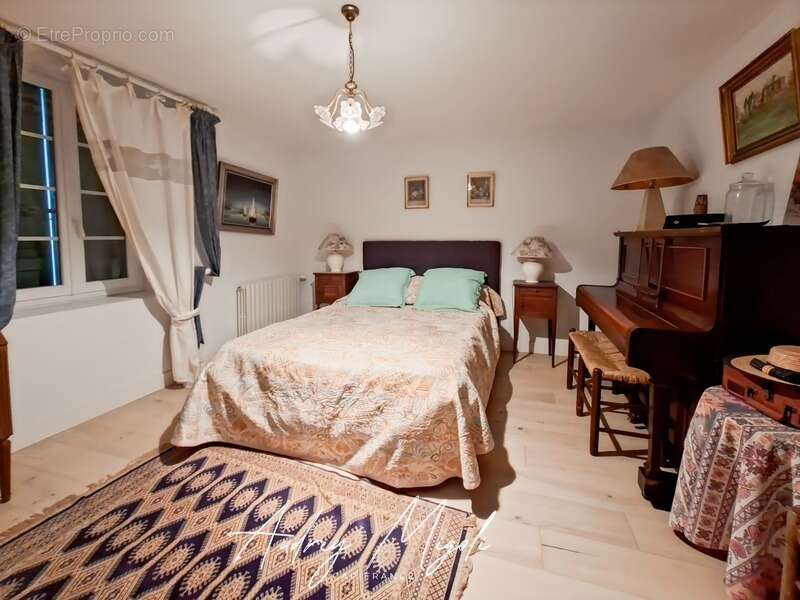 Propriété en pierre 8 pièces, 5 chambres, dépendances, piscine, terrain 7800m² - photo 13