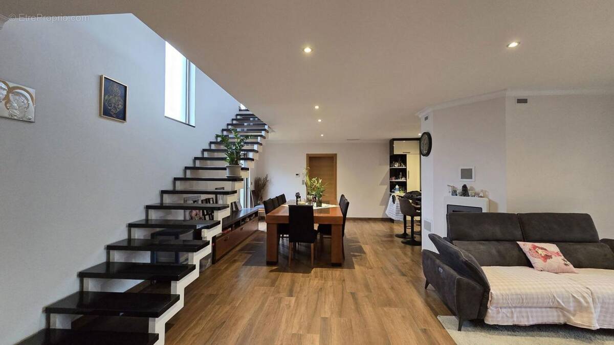 Maison à SAINT-LAURENT-DE-LA-SALANQUE