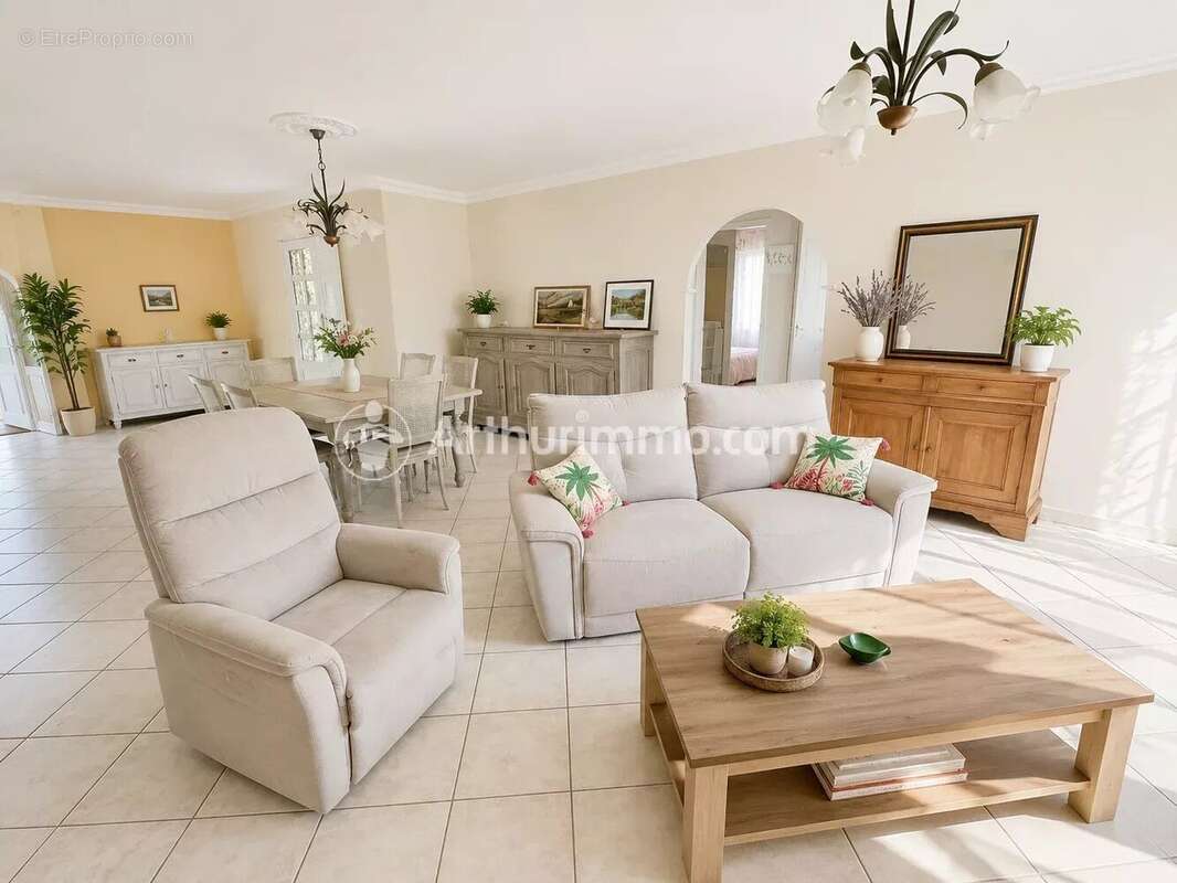 Maison de plain-pied – 2 chambres, terrain 700 m², garage, véranda - photo 3