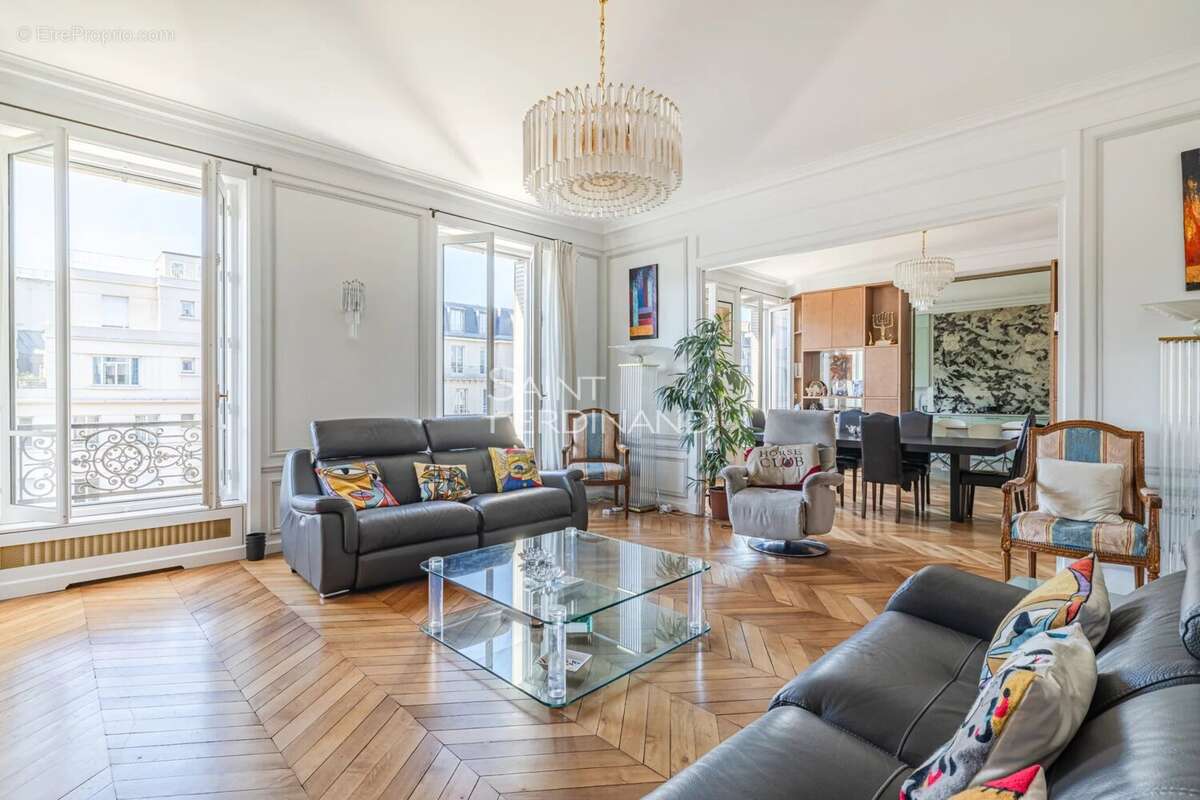 Appartement à PARIS-8E