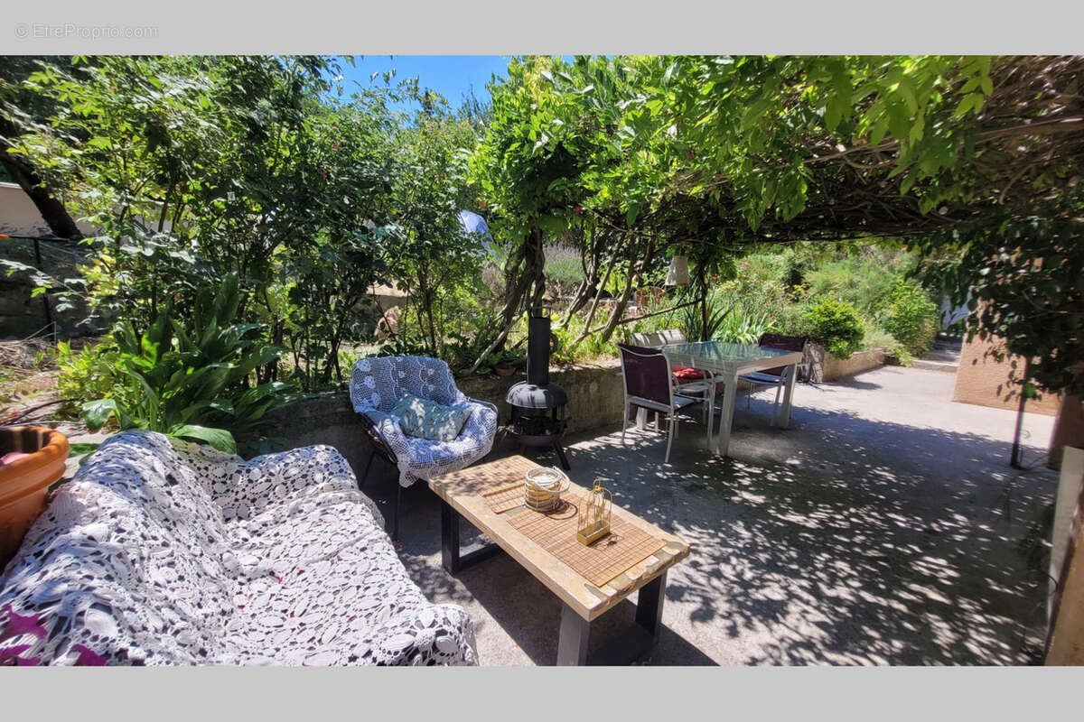Sur 1045 m2 , garage, piscine H Sol - photo 2