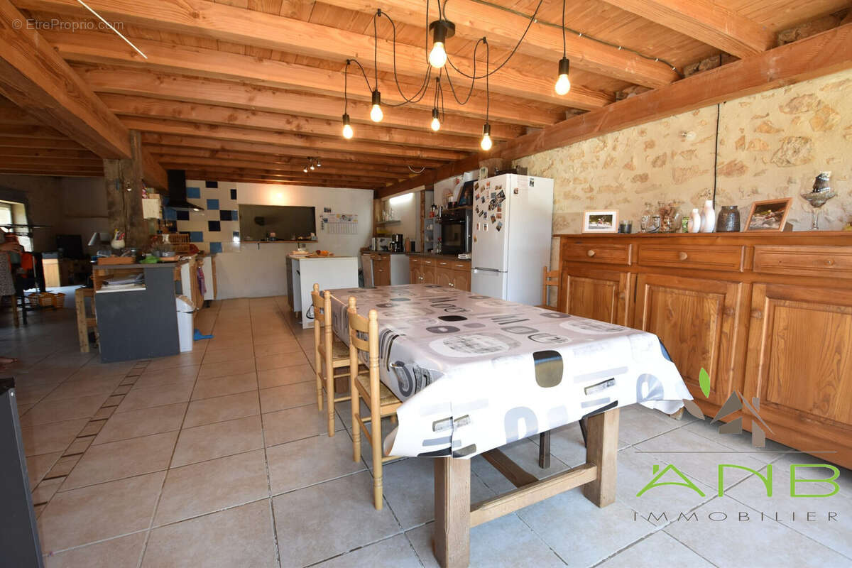 Maison 200 m² à Grassac  - photo 3