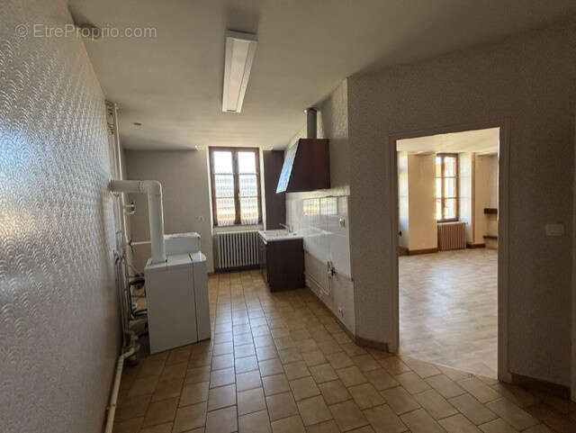 EXCLUSIVITE à AUTUN, T5 avec grandes dépendances, garage et cour. - photo 7