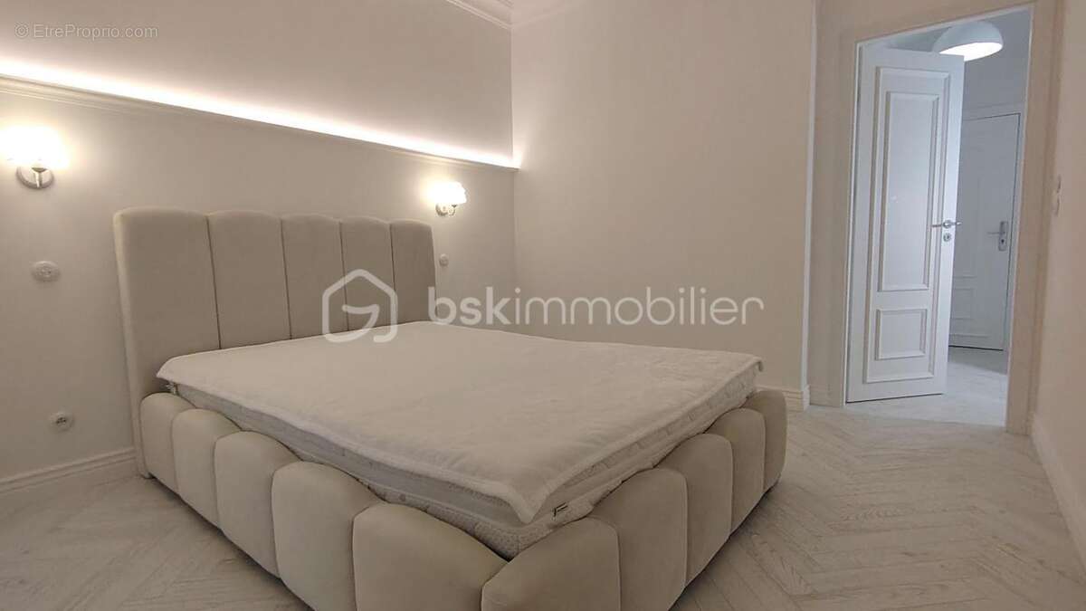 Appartement à LA ROQUETTE-SUR-SIAGNE