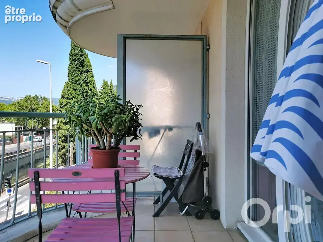 à vendre sur TOULON OUEST Appartement de type 2 avec balcon et parking privé en sous sol - photo 2