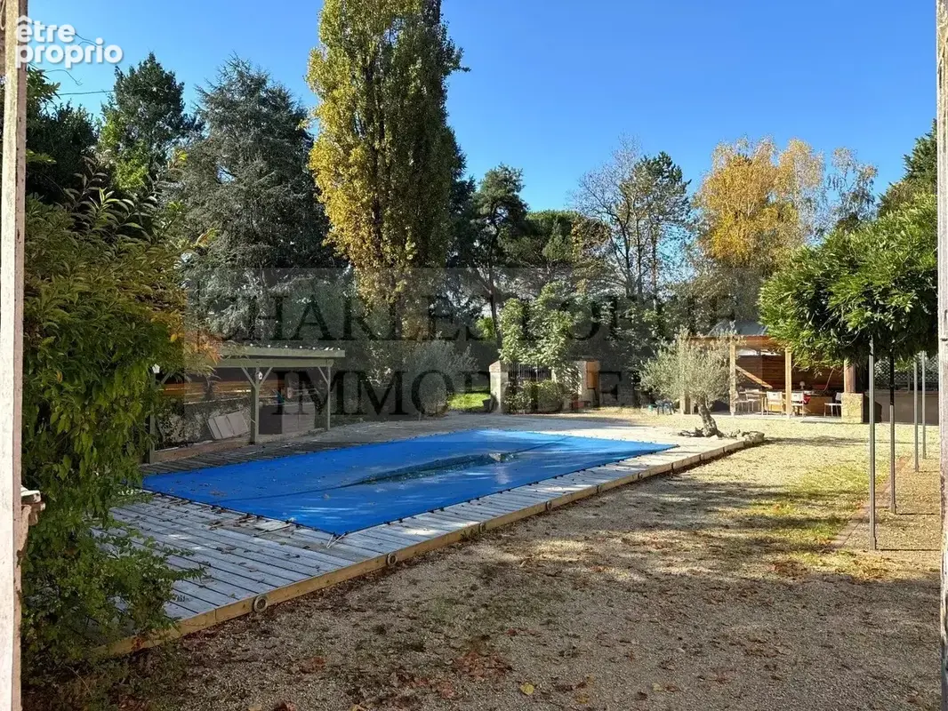 Superbe ensemble immobilier comprenant deux grandes maisons, deux piscines et dépendance sur un terrain de plus 8400 m², proche  - photo 22