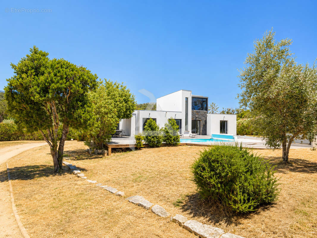 Villa t7 de 211m2 contemporaine avec piscine sous-sol aménagé et chambre indépendante - photo 2