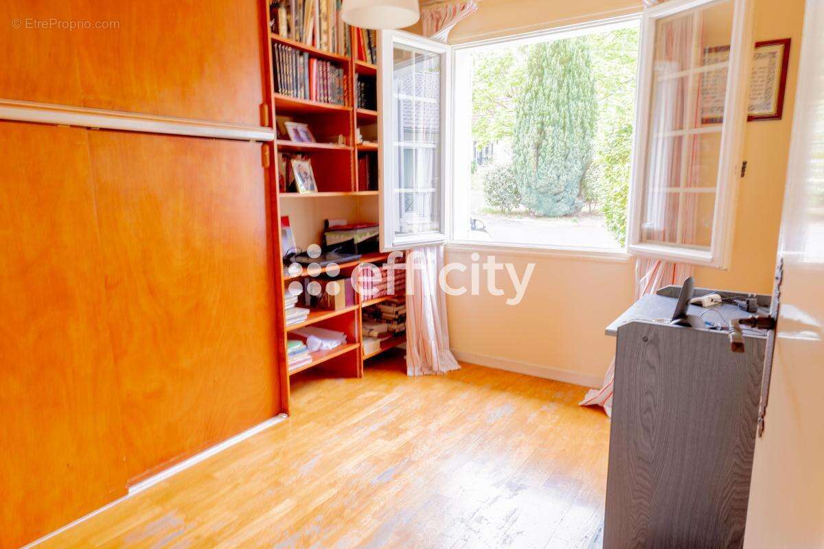 Maison 141 m² à Thiais  - photo 13